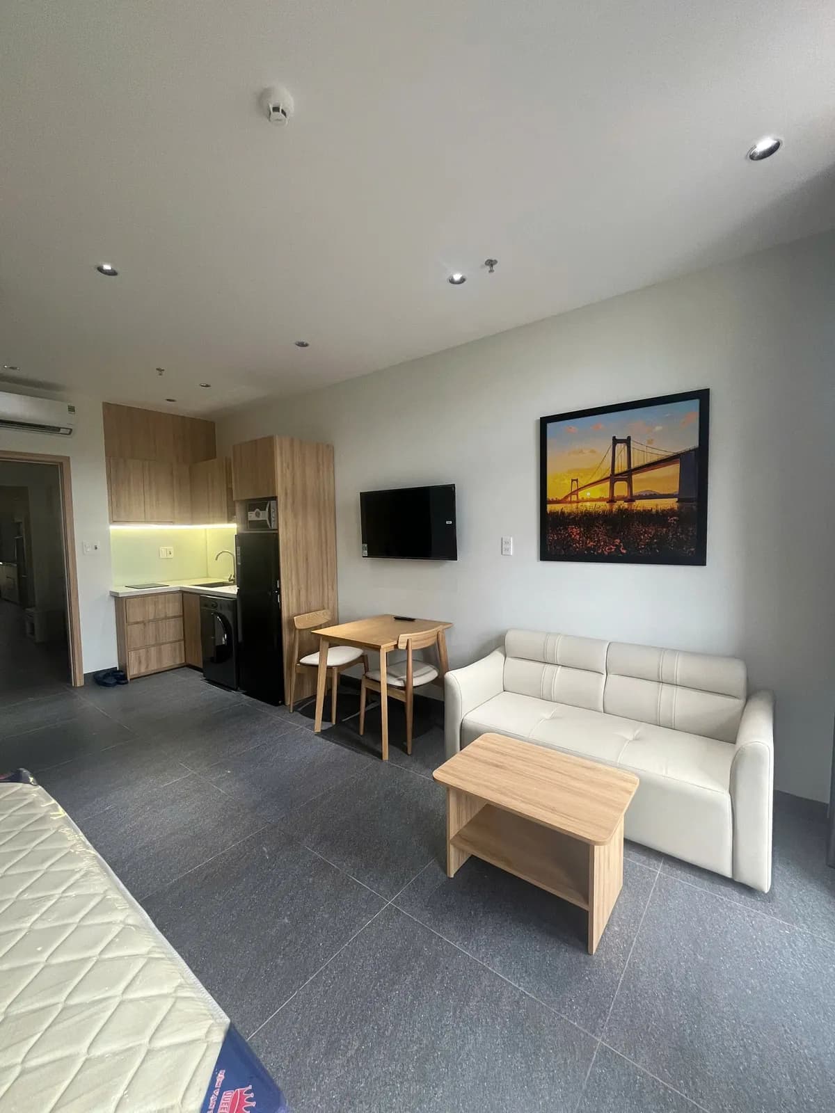 Căn hộ studio cho thuê — tông gỗ sồi sáng