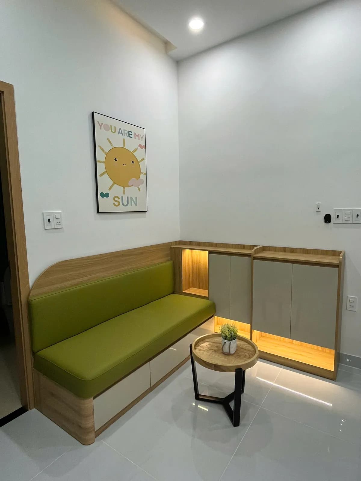Căn hộ studio — điểm nhấn xanh lá & vòm cong