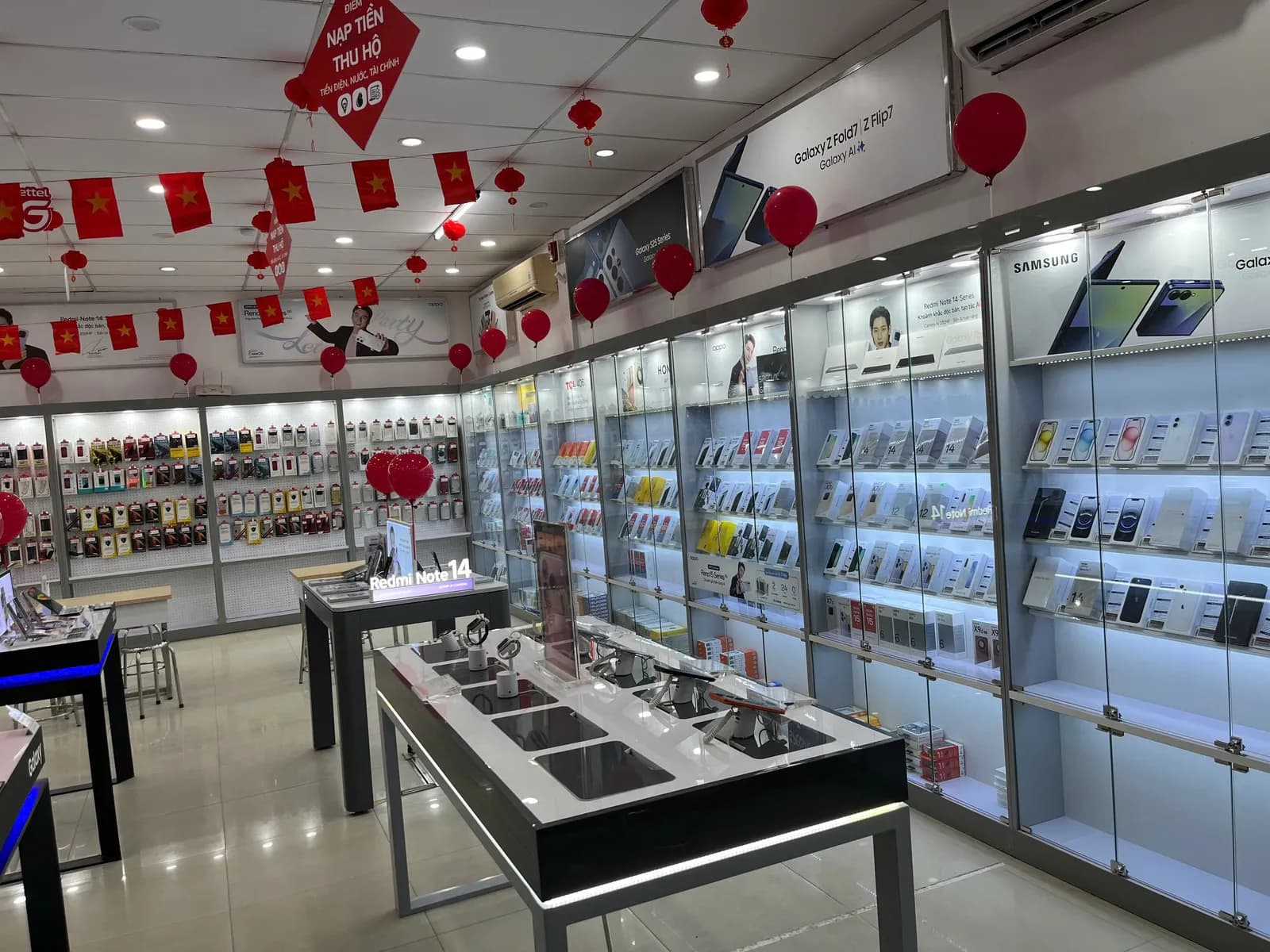 Phone & tech retail store