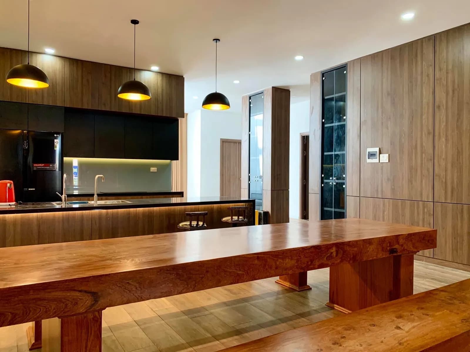 Nhà phố hiện đại — nội thất gỗ tông ấm