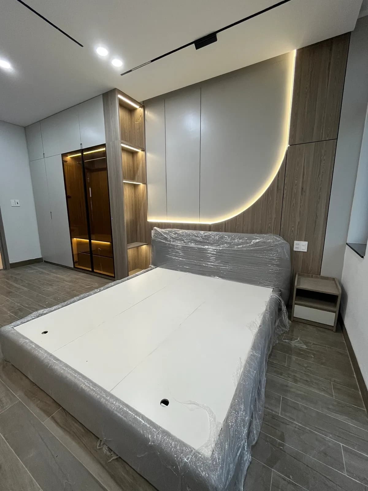 Phòng ngủ hiện đại — giường bệ & hốc vòm — 4