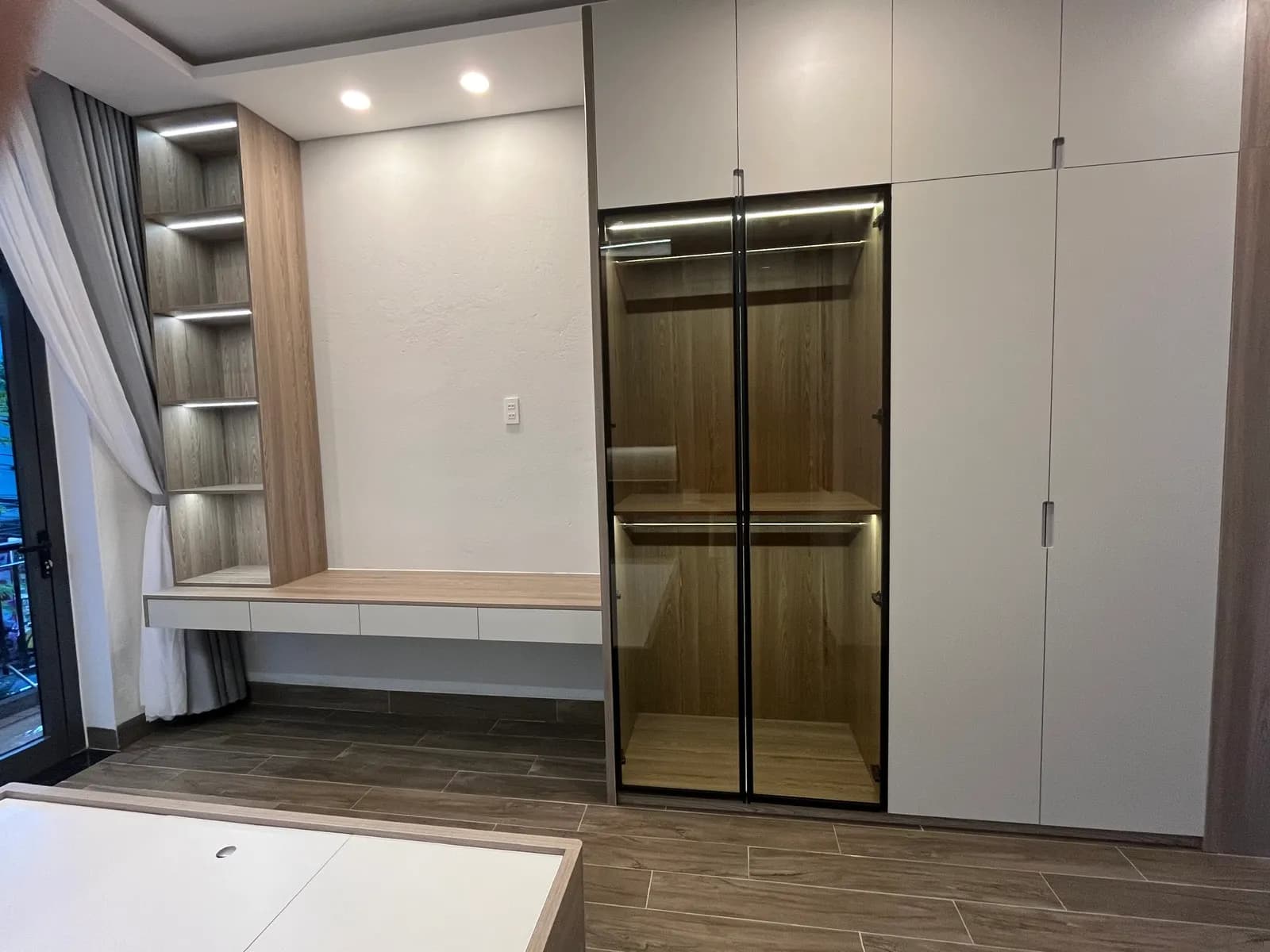 Phòng ngủ hiện đại — giường bệ & hốc vòm — 5