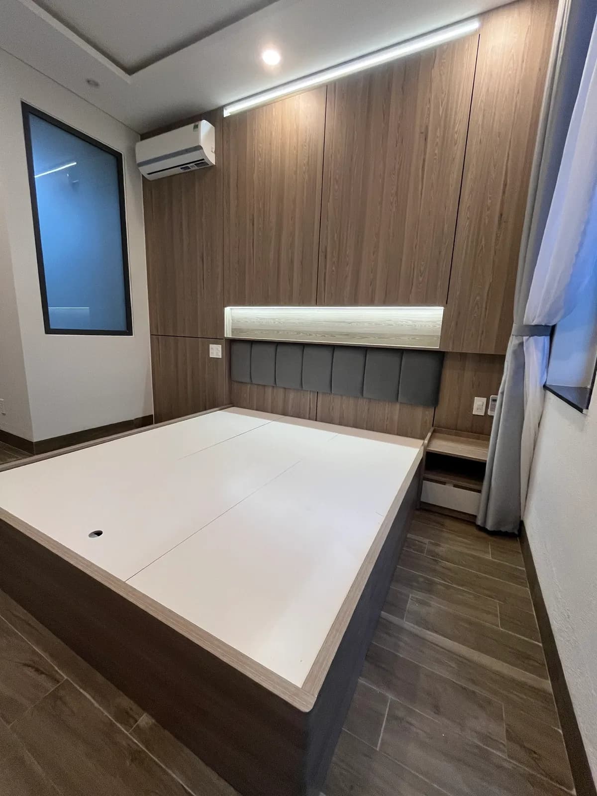 Phòng ngủ hiện đại — giường bệ & hốc vòm — 6