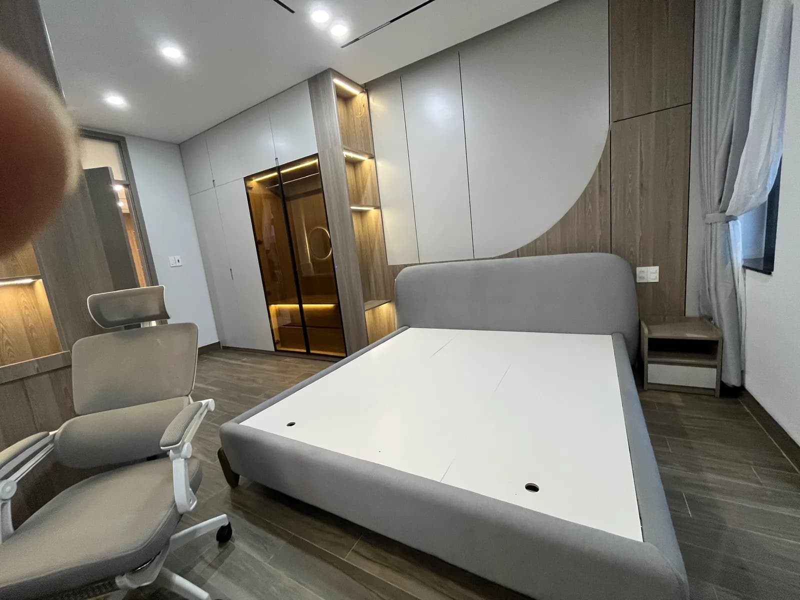 Phòng ngủ hiện đại — giường bệ & hốc vòm — 7