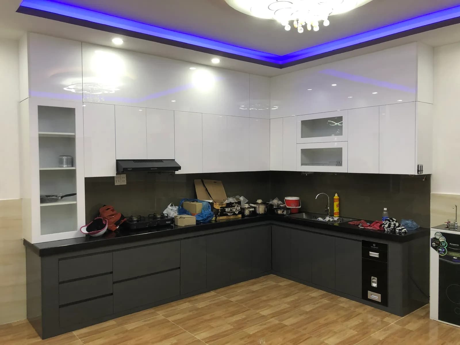 Phòng ngủ hiện đại — giường bệ & hốc vòm — 10