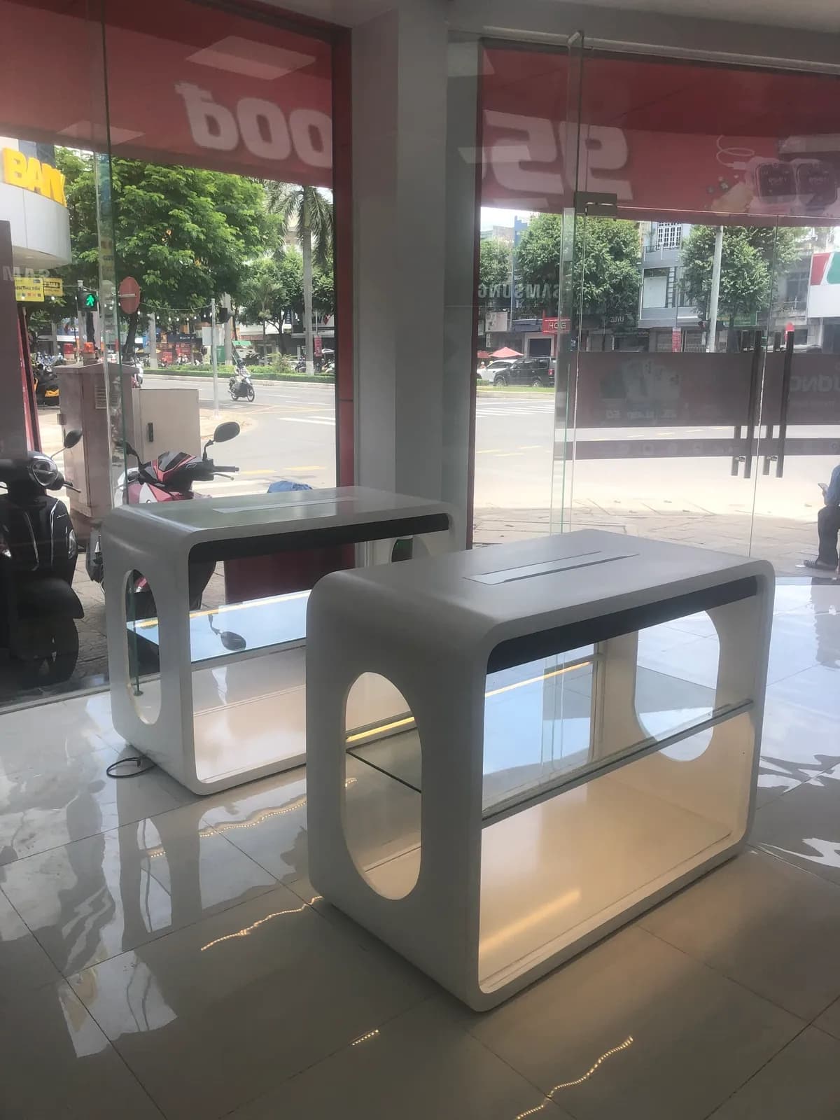 Showroom mỹ phẩm & cửa hàng bán lẻ — 4