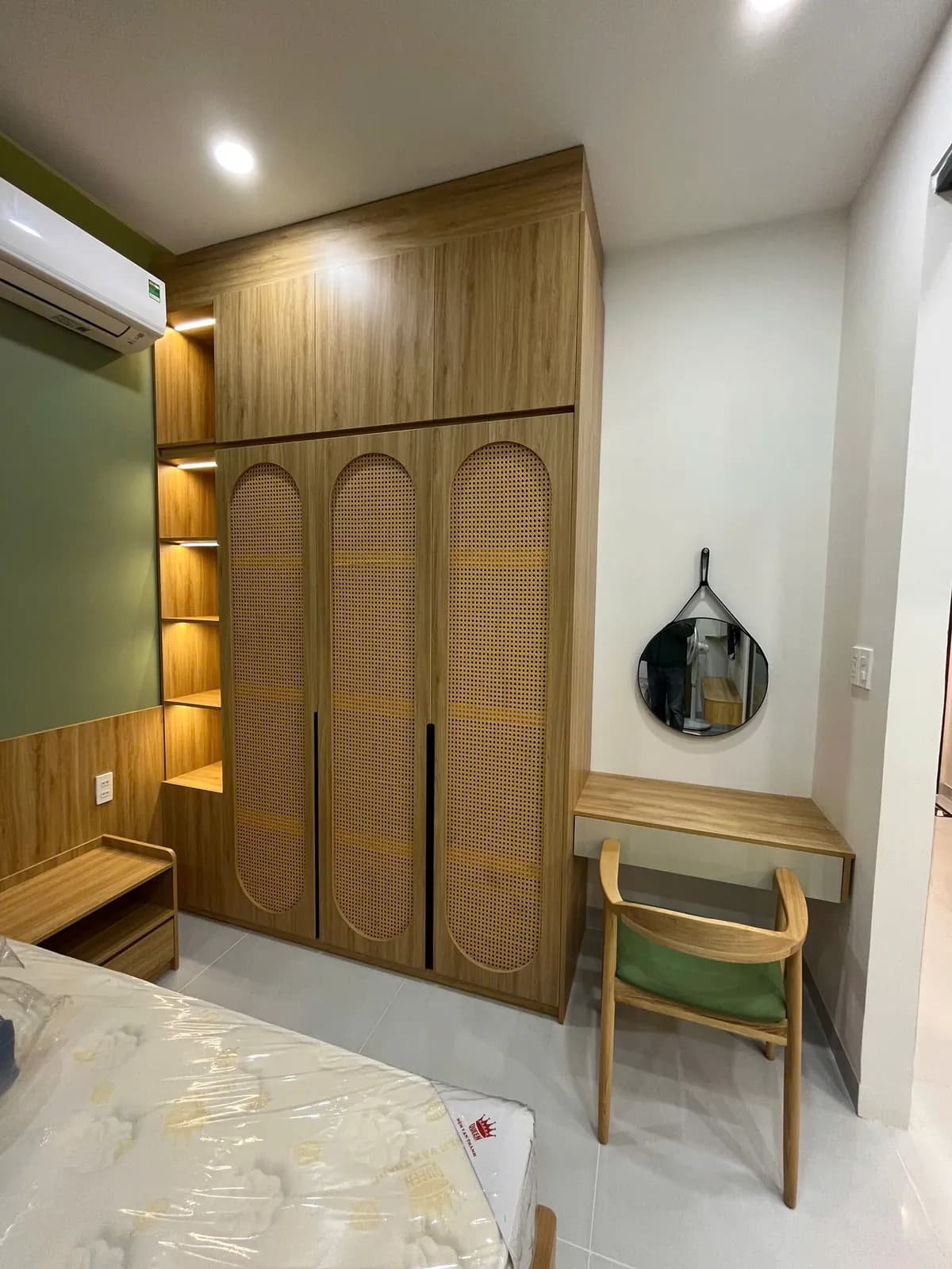 Studio apartments — green accents & arched details — 4